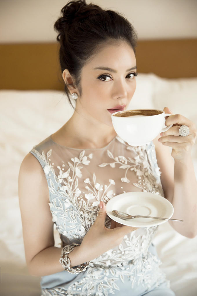Chiếc đầm Georges Hobeika được Lý Nhã Kỳ lựa chọn trong ngày thứ hai.