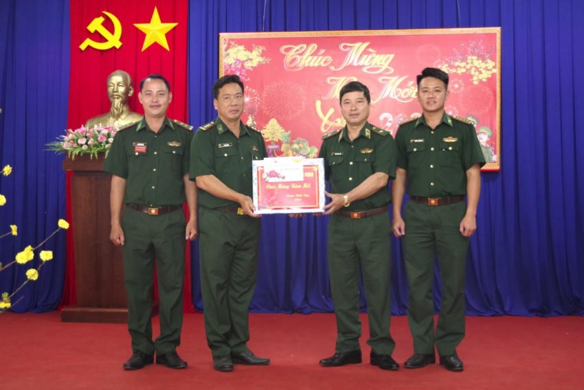 Thiếu tướng Trần Ngọc Hữu - Phó Tư lệnh BĐBP trao tặng quà chúc Tết Đồn Biên phòng cửa khẩu quốc tế Mộc Bài.