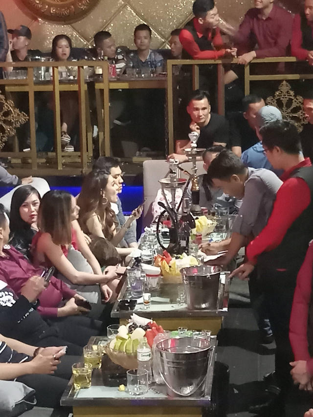 Cảnh s&aacute;t &ldquo;đột k&iacute;ch&rdquo; qu&aacute;n bar DC Club, hơn 300 kh&aacute;ch chơi nhốn nh&aacute;o