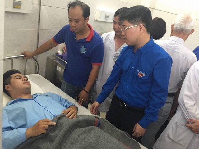 Đại diện Ban Thường vụ Trung ương Đoàn TNCS Hồ Chí Minh thăm hỏi sinh viên "hiệp sĩ" Nguyễn Đức Huy vào chiều ngày 15/5.