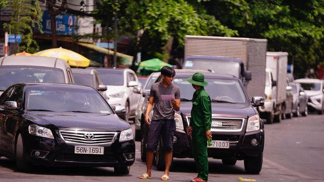 Ô tô phải lấn làn xe máy đoạn gần cổng phà.
