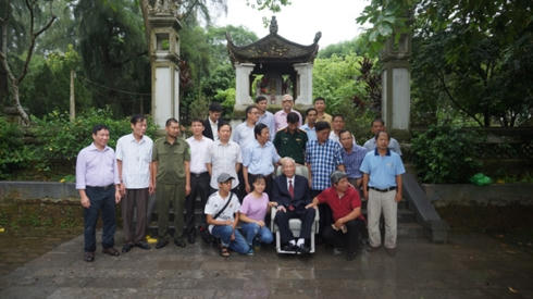 Tác giả Vũ Phạm Quyết Thắng (người đứng giữa, hàng dưới cùng) trong chuyến tháp tùng nguyên CT nước Lê Đức Anh về Đường Lâm thắp hương tại Lăng Ngô Quyền (30/9/2017)