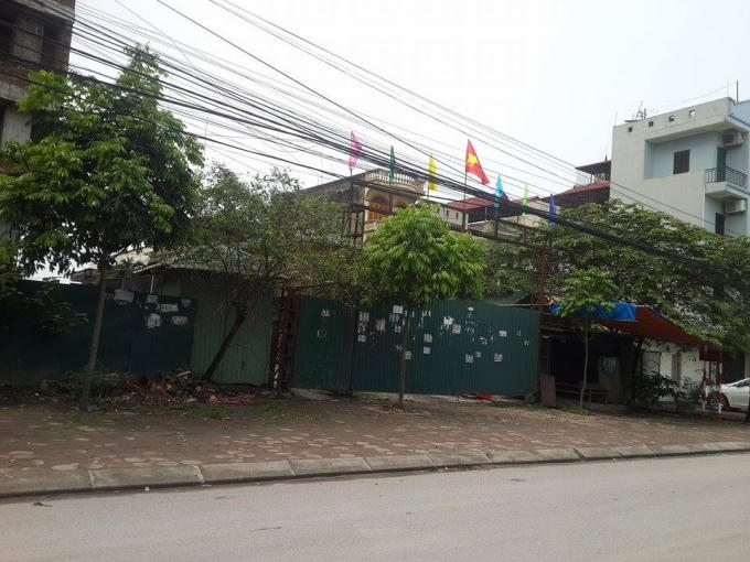 Phía ngoài cổng công trường.