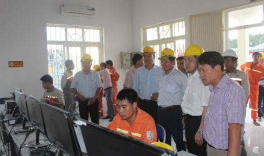Kiểm tra lần cuối trước khi đóng điện. (Ảnh Lao động)