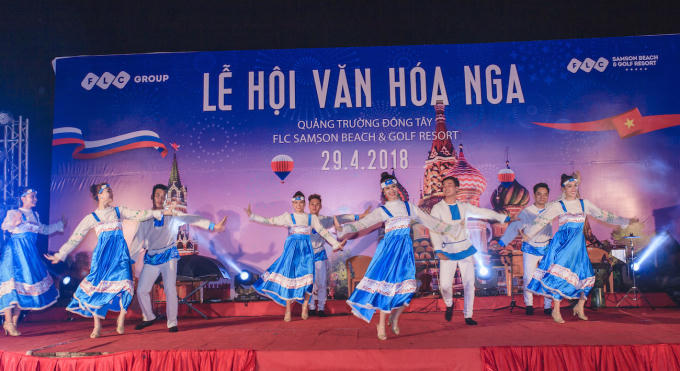 Các cô thôn nữ quay tròn trong những chiếc váy dân tộc rực rỡ. Sân khấu rộn rã tưng bừng với tiếng nhạc và nhịp dập chân đặc trưng của một vũ điệu dân gian Nga.