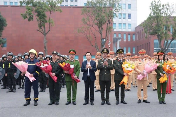 Ông Phạm Quang Ngọc, Chủ tịch UBND tỉnh Hưng Yên và Thiếu tướng Trần Xuân Ánh, Giám đốc Công an tỉnh Hưng Yên, tặng hoa động viên các lực lượng ra quân thực hiện đợt cao điểm.