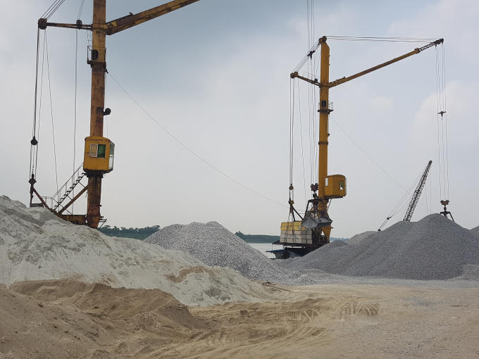 Hàng loạt doanh nghiệp, cá nhân lấn chiếm Cảng Kênh Vàng để tập kết trái phép cát sỏi, đe dọa hành lang bảo vệ đê.