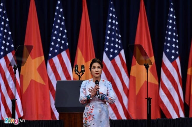 Mỹ Linh thể hiện ca khúc quốc ca Việt Nam trước sự chứng kiến của đông đảo quan chức cấp cao và tổng thống Barack Obama. Ảnh: Hoàng Hà