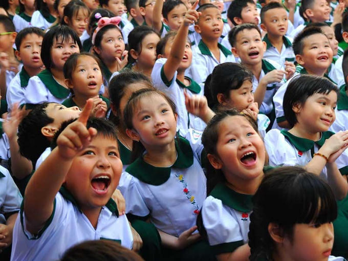 Bên cạnh niềm vui của học sinh cũng là mối lo đóng góp tiền của phụ huynh đầu năm học. Ảnh minh họa: HTD