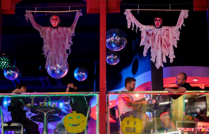 Hưởng ứng Halloween, hơn một tuần nay, các quán xá ở phố Tây trang trí những hình ảnh rùng rợn. Người dân dạo phố cũng đeo mặt nạ, vẽ hình ảnh ma quỷ lên mặt.