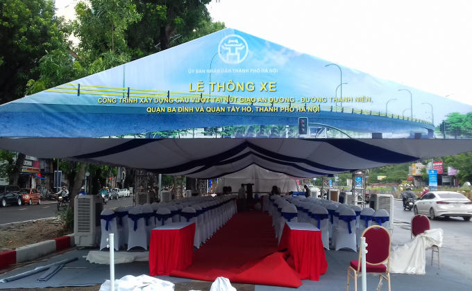 Cầu vượt nút giao An Dương - Nghi Tàm được thi công dọc theo đê hữu Hồng (vượt qua nút giao đường An Dương - đường Thanh Niên), kết cấu sử dụng dầm hộp thép liên hợp bản bê tông cốt thép, dài cầu 241m; đường dẫn lên cầu dài 185m, trong đó, phía thượng lưu dài 90m, phía hạ lưu dài 95m.