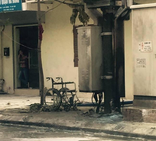 Nhiều tài sản của người dân bị thiêu rụi.                                  Lực lượng chức năng đã có mặt tại hiện trường điều tra nguyên nhân vụ cháy nổ.              Nhiều đồ đạc bị ngọn lửa thiêu rụi. (ảnh Otofun)
