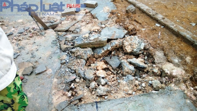 Ngay sau trong đêm ngày 22/4, sau khi xảy ra sự cố 2 cột điện bị đổ gãy, 2 người lạ mặt đã dùng chiếc máy cẩu múc phần móng của cây cột điện bị đổ.