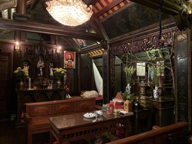 Khung căn nhà với gỗ lim nguyên khối được giữ nguyên vẹn.