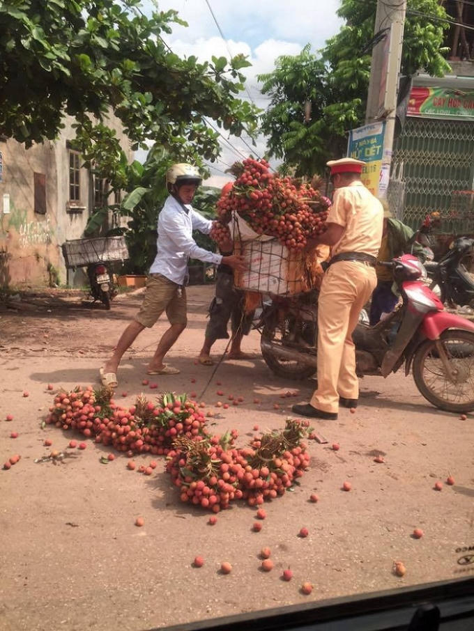 Ch&ugrave;m ảnh CSGT gi&uacute;p d&acirc;n m&ugrave;a vải thiều ở Bắc Giang g&acirc;y