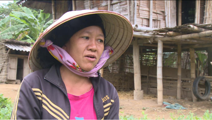 Chị Lường Thị Tan ở Bản Sàng cho biết không được địa phương hỗ trợ trong việc xây dựng mô hình trồng dưa, mà phải sang Lào mua giống và phân về trồng. Ảnh: Nguyệt Chi