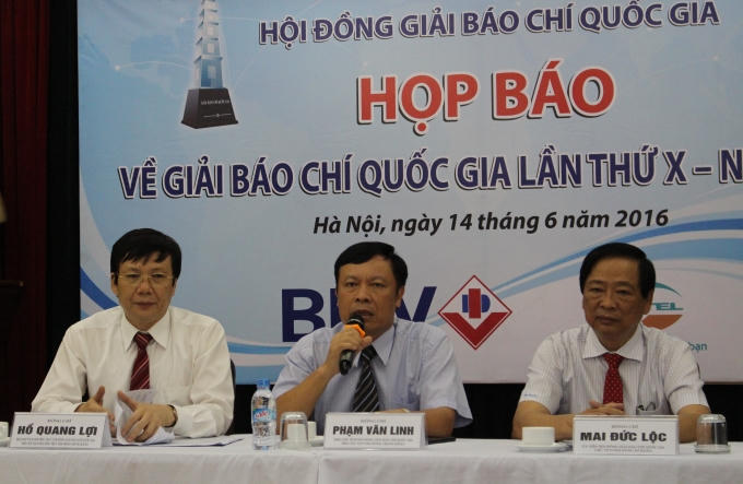 Hội đồng Chung khảo Công bố các tác phẩm đạt giải (ảnh Văn Lịnh)