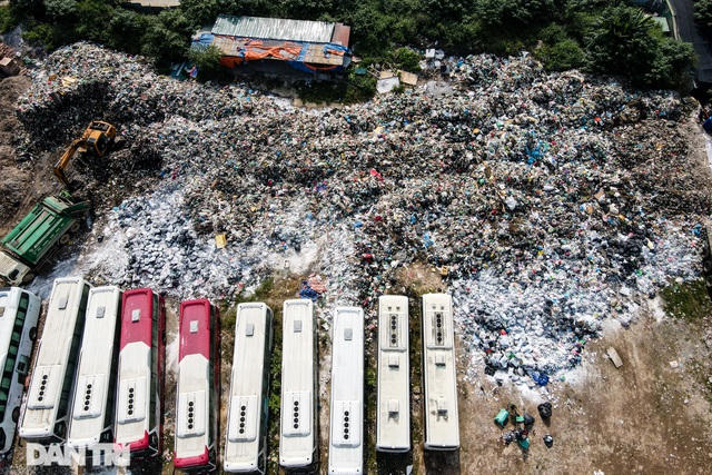 Lô đất dự án này hiện chưa được thi công xây dựng nên từ trước đến nay được sử dụng làm bãi tập kết tạm của các phương tiện xe khách đường dài. Từ hai năm trở lại đây được tận dụng thêm nhiệm vụ là bãi rác tạm cho quận Cầu Giấy.