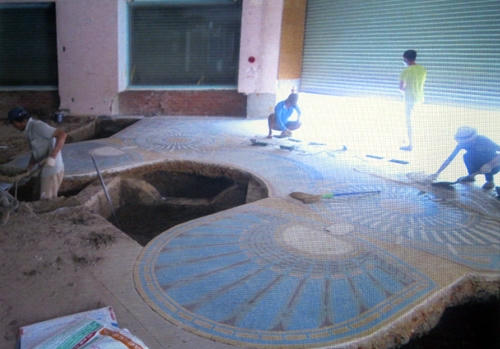 Công tác tháo dỡ những hạng mục cần bảo tồn được hoàn tất trong 3 tháng trước khi tòa nhà bị đập để xây mới. (Ảnh: Satra)