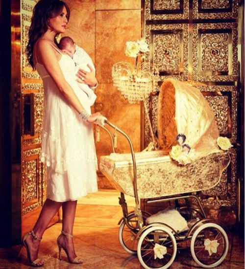 Sở hữu vẻ ngoài giống cả cha lẫn mẹ nhưng bà Melania nhận xét tính cách và sở thích của cậu bé giống hệt bố nên ngoài tên gọi là Barron, con trai út của Trump còn được gọi là “Tiểu Trump” hay “Donald Trump phiên bản nhí”. Ngoài ra cậu bé cũng được giới truyền thông gọi là “đứa trẻ vàng”. (Ảnh: Twitter)