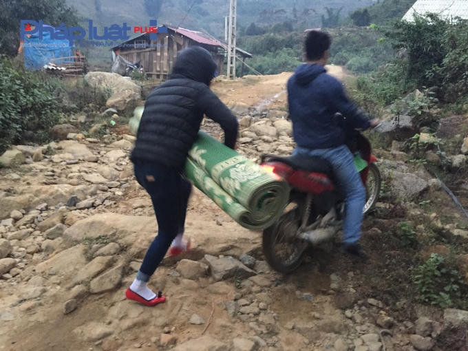 Nhiều đoạn các thầy cô phải xuống dắt bộ...