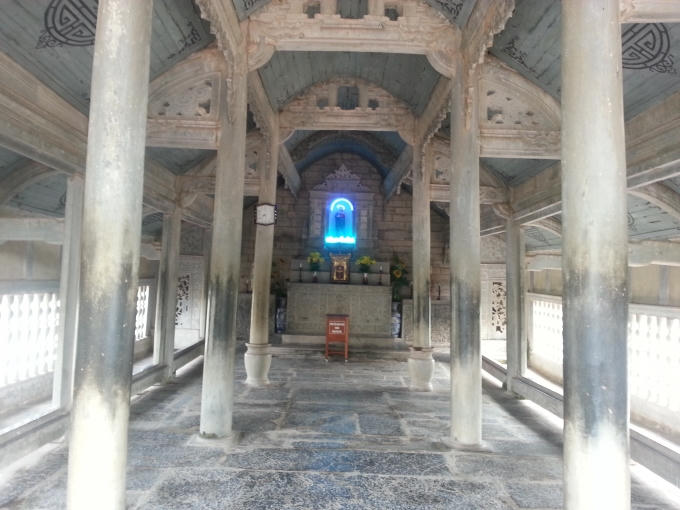 Bên trong nhà thờ Đá.