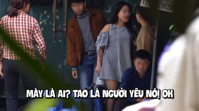 Cô gái mở đầu "cuộc chiến" bằng những câu dằn mặt gay gắt - Ảnh cắt từ clip.