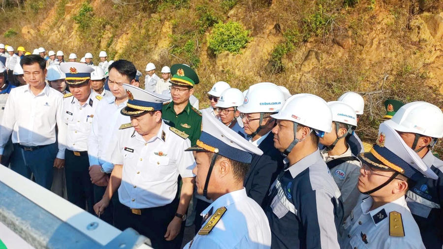 Trung tướng, Phó Đô đốc Trần Thanh Nghiêm – Tư lệnh Quân chủng Hải quân nghe đơn vị thi công các công trình trên đảo Hòn Khoai báo cáo tiến độ triển khai thực hiện.