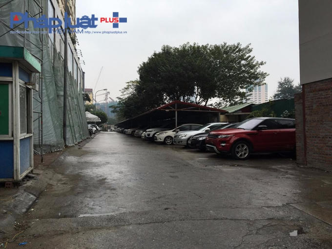 Khu vực có mái che cạnh chưng cư.