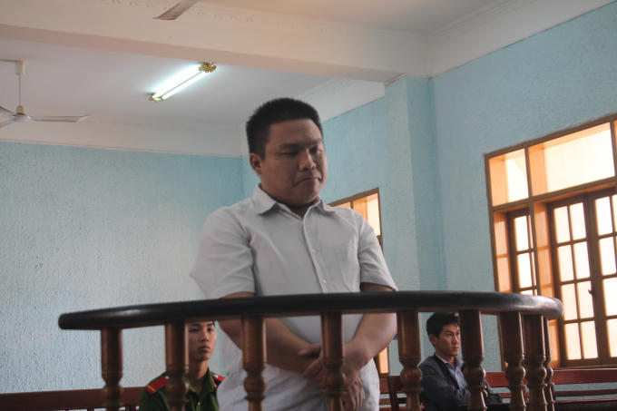 Lê Quốc Dũng trước vành móng ngựa tại Tòa án nhân dân tỉnh Gia Lai.