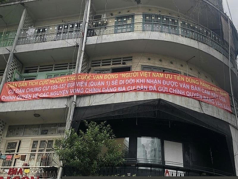 Ngày 2-6, cư dân chung cư 155-157 Bùi Viện đã treo băng rôn yêu cầu nhận được các cam kết của chính quyền về quyền lợi chính đang của cư dân.