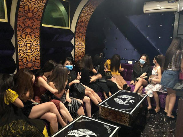 Tiếp viên trêu người đoàn kiểm tra.