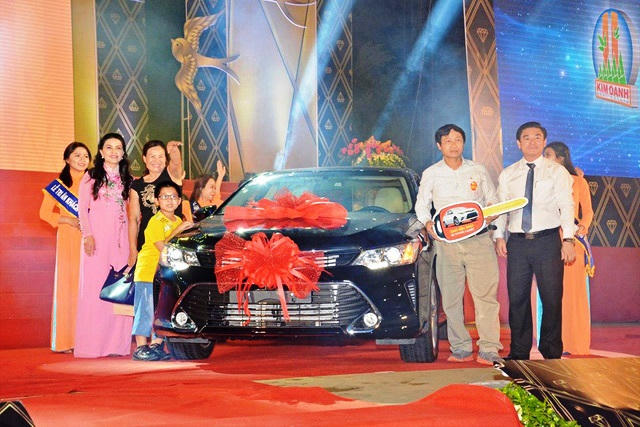 Khách hàng trúng thưởng ô tô do Kim Oanh Real tri ân năm 2017.