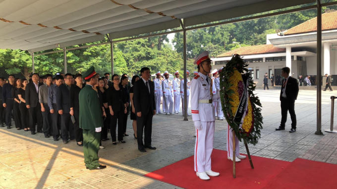 Đoàn Văn phòng Quốc hội do đồng chí Nguyễn Hạnh Phúc, Tổng thư ký Quốc hội làm trưởng đoàn vào viếng. (Ảnh: TTXVN)