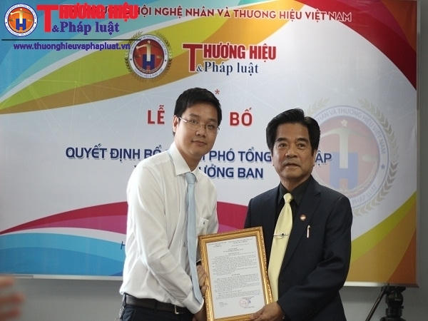 Tiến sĩ Lê Ngọc Dũng – Chủ tịch Trung ương Hội nghệ nhân và Thương hiệu Việt Nam trao quyết định bổ nhiệm ông Hoàng Minh Thành làm Phó Tổng biên tập Tạp chí điện tử Thương hiệu và Pháp luật.