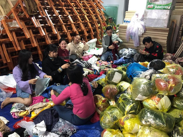 Sinh viên trường Cao đẳng Văn hóa nghệ thuật Nghệ An nhận quyên góp, phân loại quần áo để gửi vào đồng bào vùng bị ngập trong nước lũ.