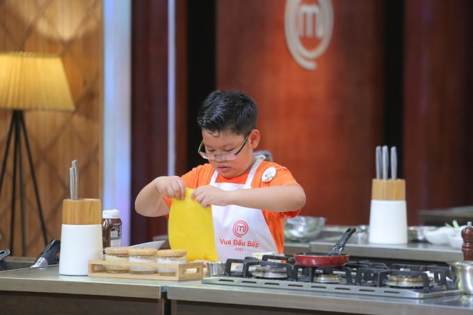Quốc Huân thực hiện món cuốn của mình.