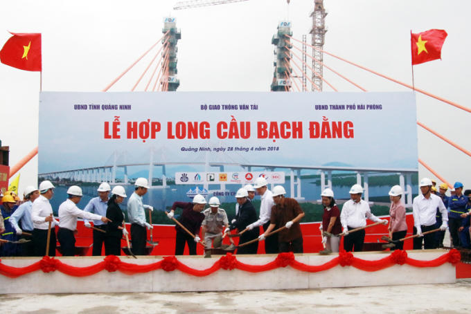 Các đại biểu dự nghi thức hợp long Cầu Bạch Đằng.
