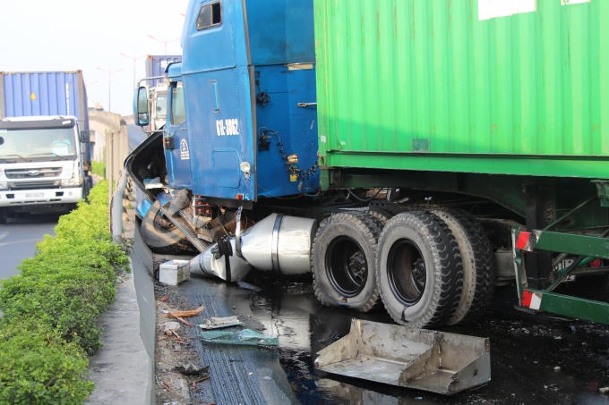Cận cảnh hiện trường vụ tai nạn liên hoàn trên cầu vượt ngã tư Thủ Đức