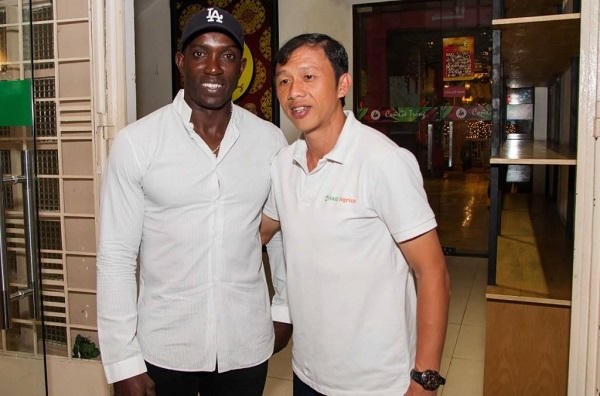 Phạm Anh Khoa gặp gỡ tuyển thủ Ronney Johnsen v&agrave; Dwight Yorke