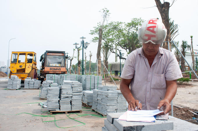 Chú Thành vừa làm bảo vệ vừa làm công tác thống kê vật liệu xây dựng tại khu đô thị Dệt may Nam Định