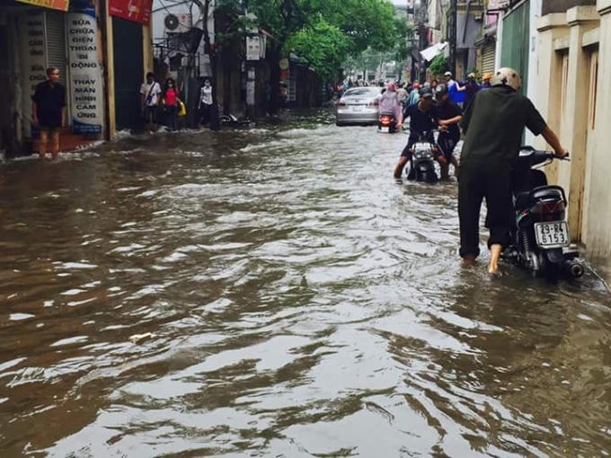 Phố Triều Khúc, Ngõ 68 trở vào trong ngập cục bộ, nhiều nhà dân nước ngập đến hơn nửa mét..