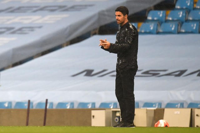 Arteta đứng chỉ đạo các cầu thủ Arsenal thi đấu tại Etihad