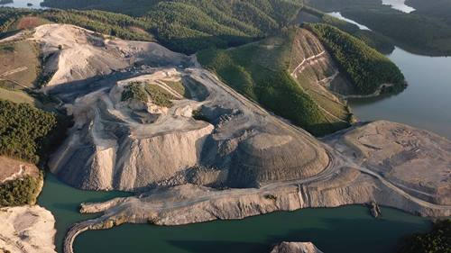 Hàng chục ha đất rừng bị bạt trắng phát lộ than bên dưới. Ảnh: Minh Cương.