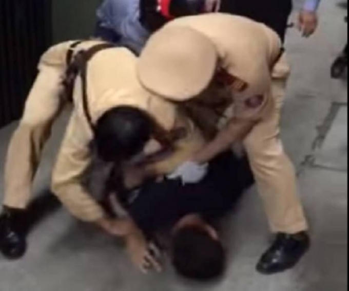 Đối tượng trộm xe máy bị CSGT khống chế và bắt giữ (Ảnh: từ Clip).