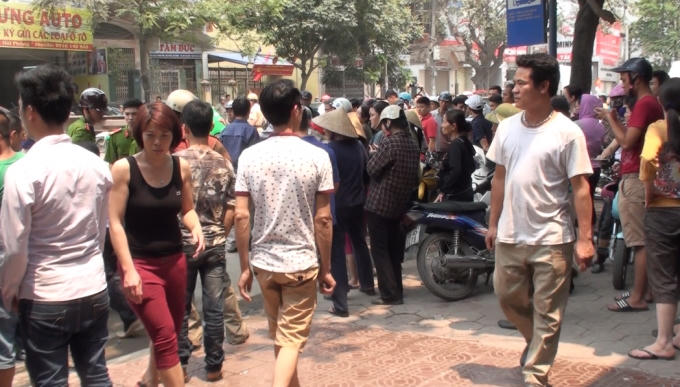 Rất đông người dân đến hiện trường