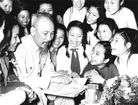 Bác Hồ với các cháu học sinh trường Trưng Vương, Hà Nội, vào năm 1956 (Ảnh tư liệu).