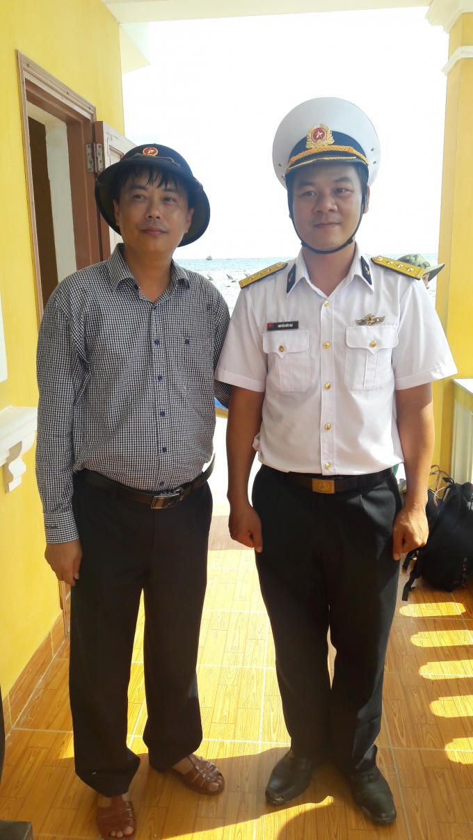 Thầy giáo Đạt và học sinh của mình trên đảo