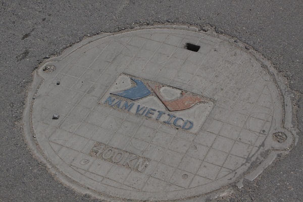 Trên tuyến đường cũng có một số nắp cồng đặt bằng so với mặt đường.