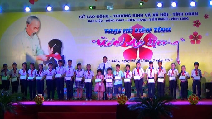 Các em thanh thiếu niên nhận quà tặng từ lãnh đạo.